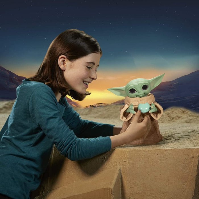 Baby Yoda Galactic Snackin Grogu De 23 Cm Con Sonidos Y Accesorios